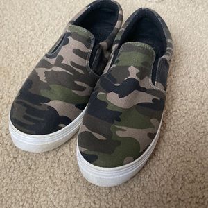 Too MODA 8 1/2 Camo Slip On Shoes